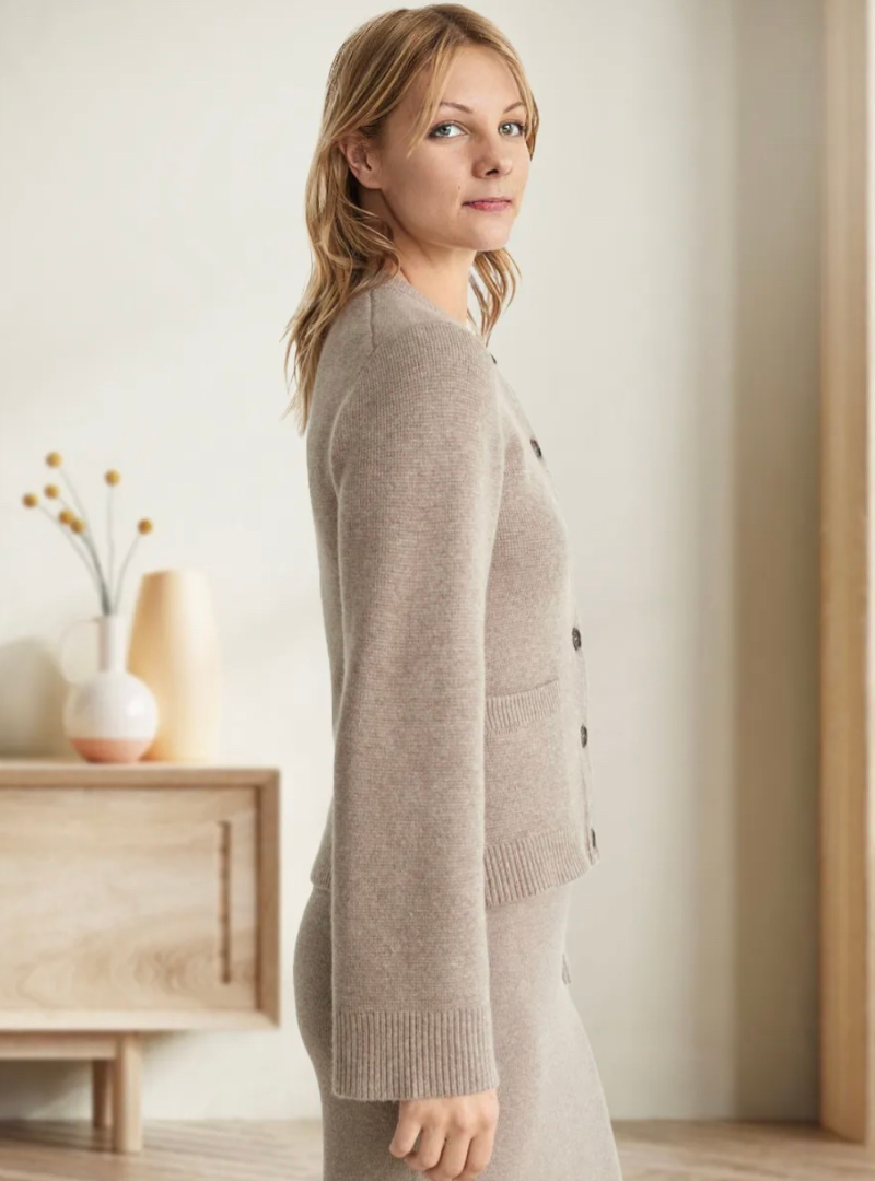 Stickad Kofta med Knäppning – Elegant & Tidlös Design