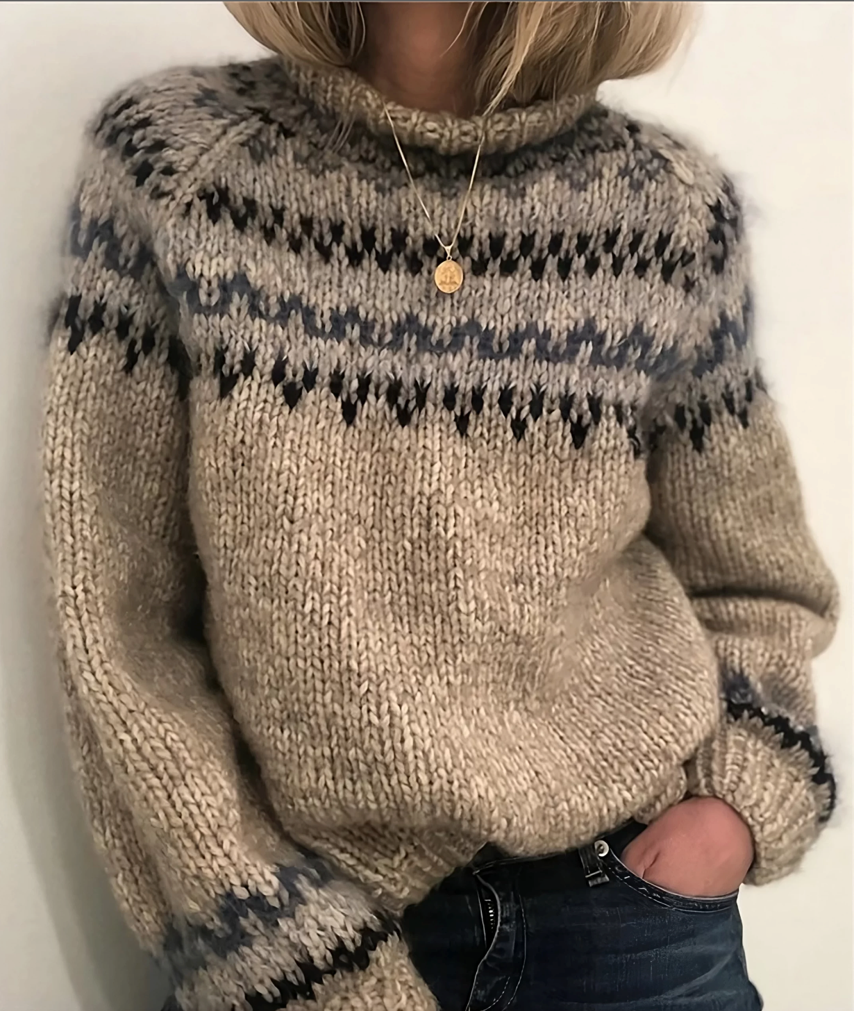 Stickad Tröja med Hög Hals och Nordiskt Mönster – Varm & Mysig